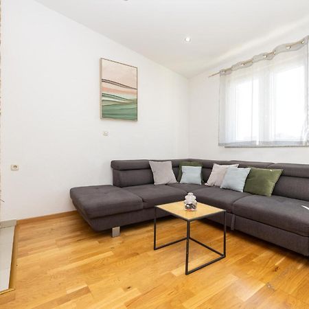 Stunning Apartment In Makarska Ngoại thất bức ảnh
